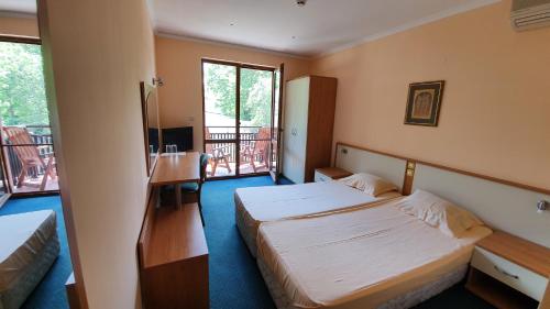 Twin Room with Balcony image 1
