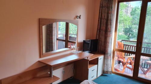 Twin Room with Balcony image 3