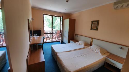 Twin Room with Balcony image 4