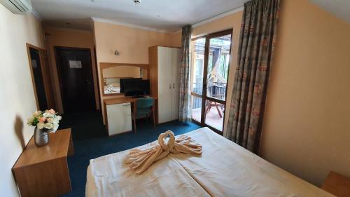 Double Room with Balcony image 2