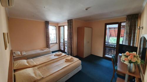 Triple Room with Balcony image 2