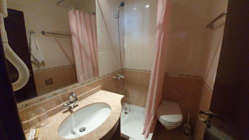 Triple Room with Balcony image 3