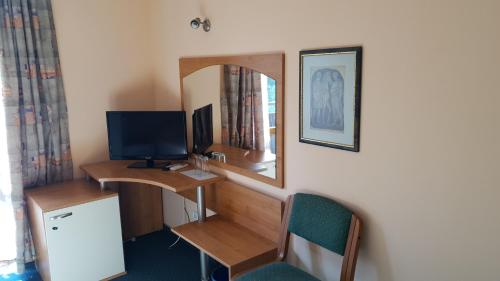 Twin Room with Balcony image 6