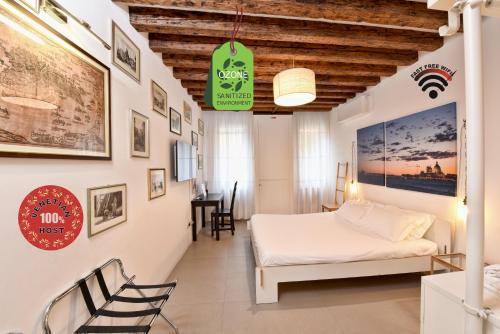 Stylish Self-Contained Room & Bath in Castello between Biennale & San Marco, Venise (photo 10)