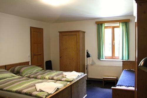 1 double bed, 2 twin beds