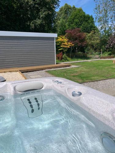 Сад, Highland HotTub Retreat, on NC500 in Kiркхілл