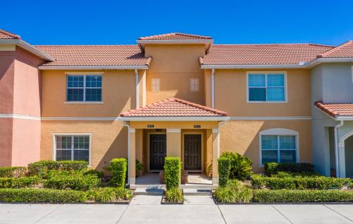 Contemporary 4 Bed 3 Bath Town Home With Upgrades, Private Pool i Close to Disney, Shopping