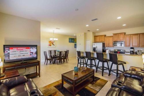 Contemporary 4 Bed 3 Bath Town Home With Upgrades, Private Pool i Close to Disney, Shopping