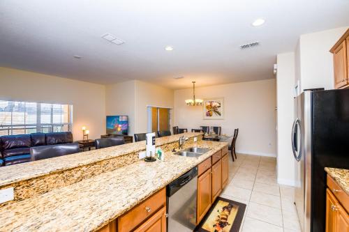 Contemporary 4 Bed 3 Bath Town Home With Upgrades, Private Pool i Close to Disney, Shopping