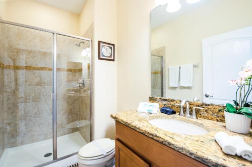 Contemporary 4 Bed 3 Bath Town Home With Upgrades Private Pool i Close to Disney Shopping - image 5