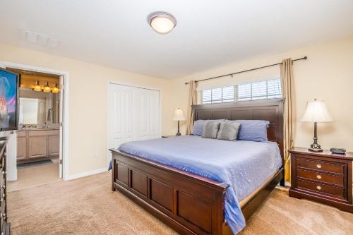 Contemporary 4 Bed 3 Bath Town Home With Upgrades Private Pool i Close to Disney Shopping - image 7