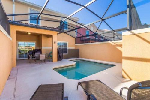 Contemporary 4 Bed 3 Bath Town Home With Upgrades, Private Pool i Close to Disney, Shopping
