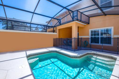 Contemporary 4 Bed 3 Bath Town Home With Upgrades, Private Pool i Close to Disney, Shopping