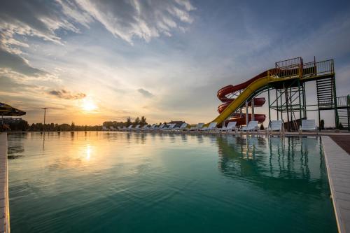 Skats, Semberski Salaš Intergaj Hotel (Semberski Salas Intergaj Hotel) in Dvorovi