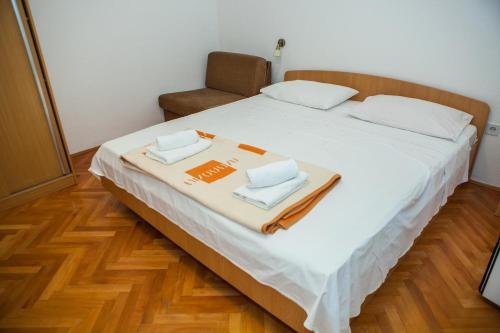 Apartments and rooms with a swimming pool Lokva Rogoznica, Omis - 18328