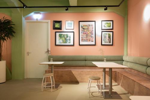 Pink Flamingo Boutique Hostel – The Hague, WV