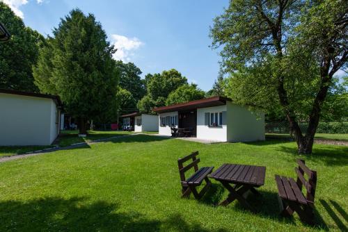 2 bedrooms, 5 beds
