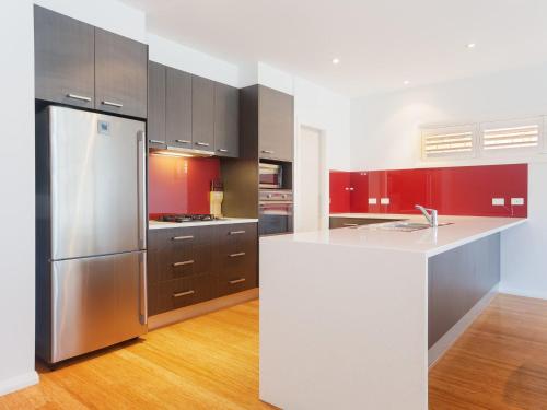 Kitchen, 7a Judith Street stunning duplex with ducted air conditioning in Corlette