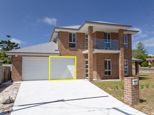 5 Bent Street huge house with Foxtel and Aircon