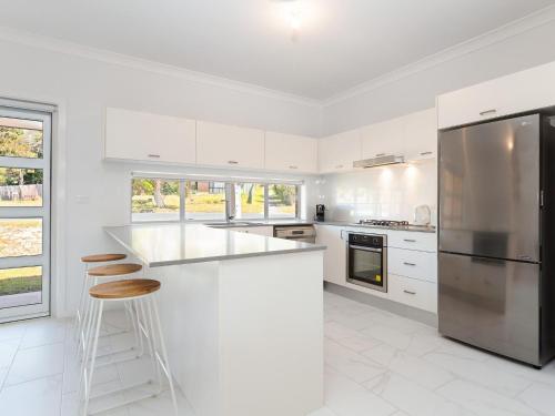 5 Bent Street huge house with Foxtel and Aircon