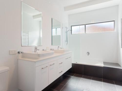 Bathroom, 7a Judith Street stunning duplex with ducted air conditioning in Corlette