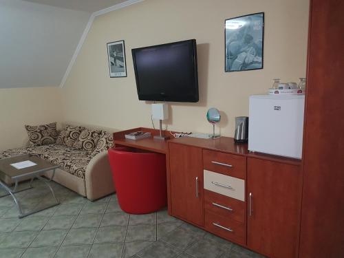 3 twin beds, 1 sofa bed