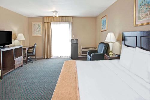 Howard Johnson by Wyndham Torrance - image 14