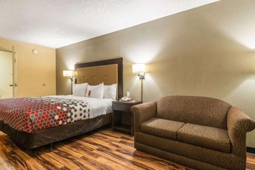 Econo Lodge Hillsboro I-35 - image 6