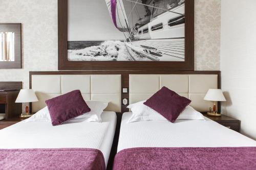 1 queen bed, 2 twin beds