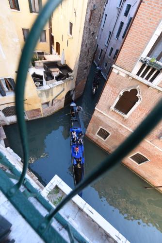 Flat with canal view near San Marco - Tap to explore photos