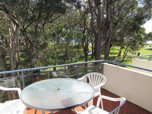 B&B Nelson Bay - Mistral Court 13 walk across to Little Beach - Bed and Breakfast Nelson Bay