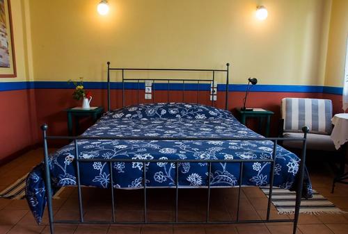 1 double bed, 1 twin bed