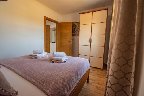 2 bedrooms, 4 beds