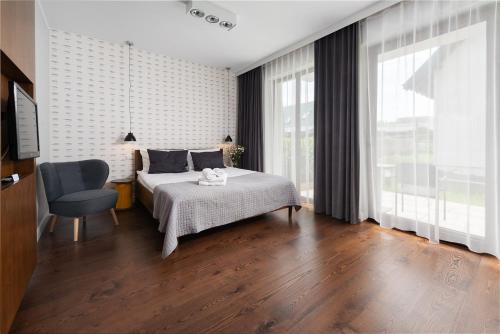 Double Room with Balcony image 9