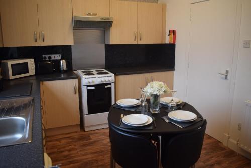 Kitchen, Kelpies Serviced Apartments McDonald- 2 Bedrooms in Falkirk