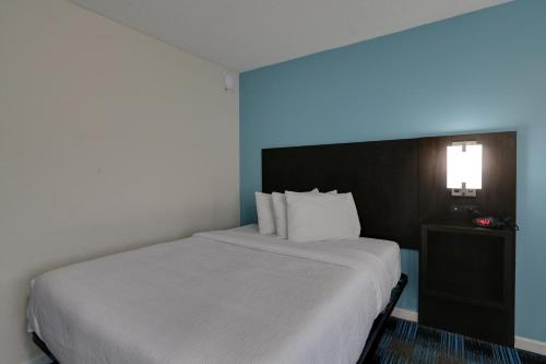 SureStay Hotel by Best Western Calhoun South - image 14