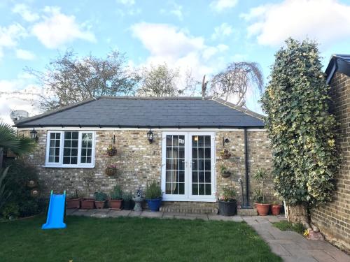 cosy cottage annex in Fairlop London