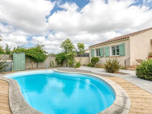 Inviting Villa in Saint-Nazaire-d'Aude with Garden cottage Névian