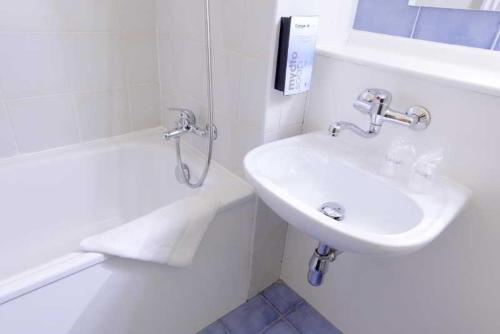 Campanile Hotel Cardiff - image 12