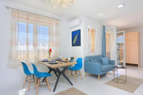 Apartments with a parking space Makarska - 17047 Makarska