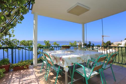 Apartments with a parking space Marusici Omis - 18323