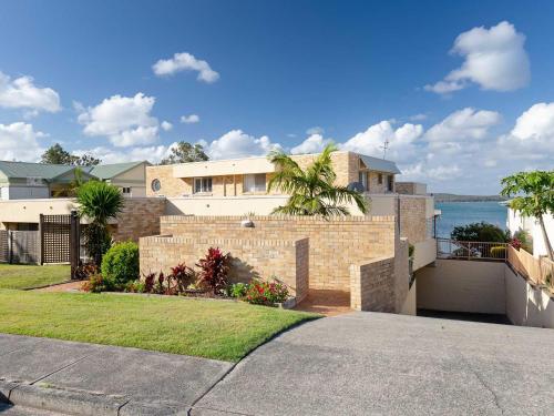 Pelican Sands 3 stunning waterfront unit with magical water views and air conditioning in 史提芬斯港