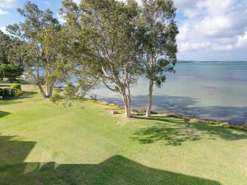 Pelican Sands 3 stunning waterfront unit with magical water views and air conditioning