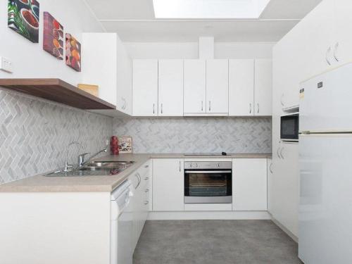keuken, The Croft Cosy Beach House with Aircon and only 270m to the Beach in Fingal Bay