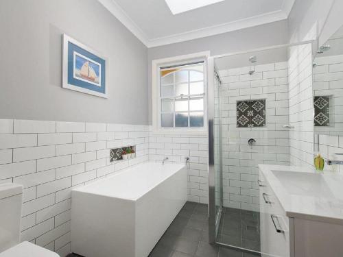 Badkamer, The Croft Cosy Beach House with Aircon and only 270m to the Beach in Fingal Bay