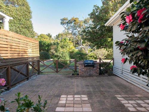 tuin, The Croft Cosy Beach House with Aircon and only 270m to the Beach in Fingal Bay