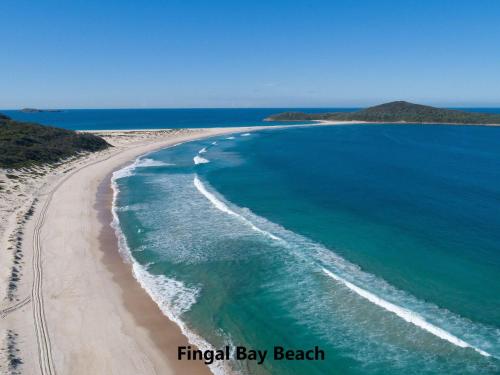 Buitenkant, The Croft Cosy Beach House with Aircon and only 270m to the Beach in Fingal Bay