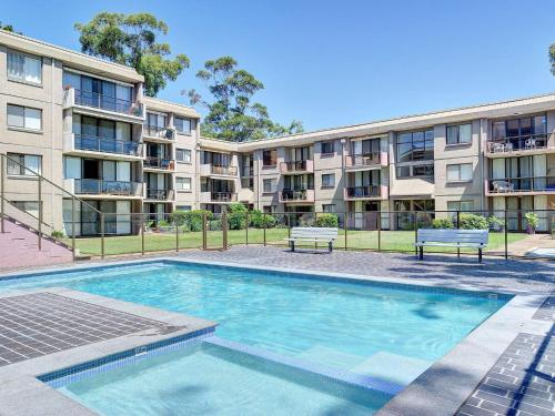 The Poplars, 24,36 Magnus Street - Unit with views, air con and wifi in a complex with a pool