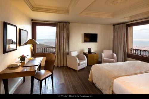 Deluxe Double or Twin Room with City View