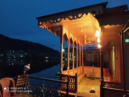 B&B Srinagar - Houseboat New Jahangir And Morning Car - Bed and Breakfast Srinagar
